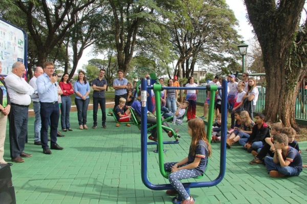 A academia foi instalada na praça do distrito de Alto Santa Fé. (Fotos: Assessoria)