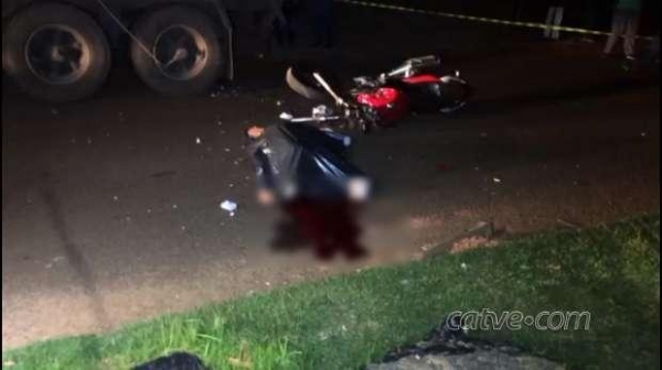 Socorristas do Siate foram acionados para prestar atendimentos, mas quando chegaram ao local o motociclista já estava morto (Foto: CATVE )