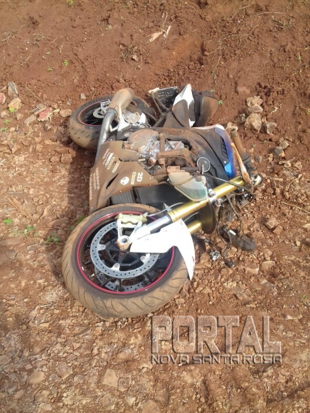 A moto foi jogada a 70 metros do local do acidente. (Fotos: PM e Colaborador)