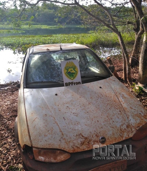 Um veículo foi preso as margens do lago de Itaipu. (Foto: BPFron)