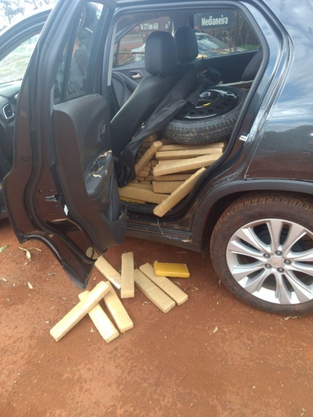 Após pesagem a droga totalizou, 587,22 kg divididos em 617 tabletes.(Fotos: PRF)