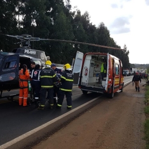 O motorista foi levado por um helicóptero da Polícia Civil para um hospital em Chapecó (SC) (Foto: SAER-SC/Divulgação)