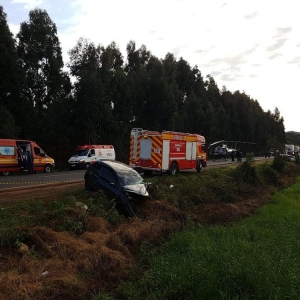 Três pessoas morreram e outras cinco ficaram feridas no acidente entre dois carros na PR-280, entre Clevelândia, no sudoeste do Paraná, e Abelardo Luz (SC) (Foto: SAER-SC/Divulgação)