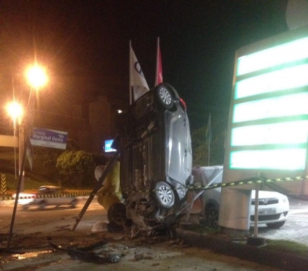 Jovem perdeu o controle da direção após colidir em rotatória (Foto: Camila Mannaa)