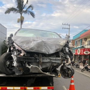 Carro ficou com a frente totalmente destruída com o impacto (Foto: PRF/ Divulgação)