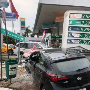 Com o impacto, placas foram arrancadas (Foto: PRF/ Divulgação)