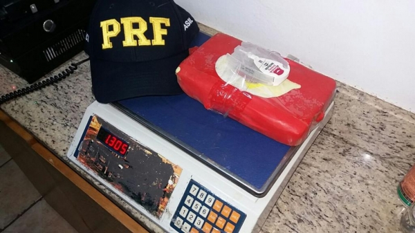 Após pesagem a droga totalizou totalizou 1,305 KG.(Foto: PRF)