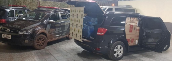 No veículo e seus arredores foram localizados 47 caixas de cigarros. (Fotos: BPFron)