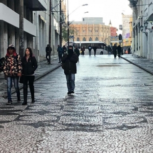 Nesta quarta-feira (11), a temperatura não deve passar dos 14ºC em Curitiba (Foto: Amanda Menezes/RPC)