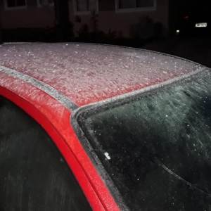 Clacir fotografou o gelo em cima do seu carro em Campina Grande do Sul, na manhã desta quarta-feira (11) (Foto: Clacir Adão Talaska/Arquivo pessoal)