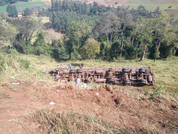 A carreta tombou por diversas vezes. (Foto: FM Interativa)