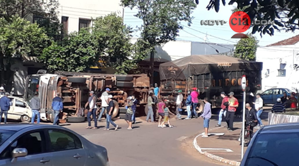 Segundo informações um dos pneus do caminhão estourou. (Fotos: Noticia.com)