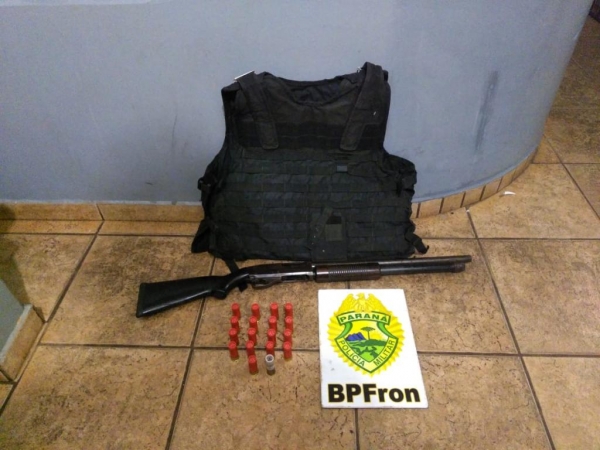 A arma e munições estavam em um veículo Vectra de cor azul . (Foto: BPFron)