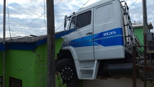Caminhão invade casa no Jardim Social Arapongas, em Castro (Foto: Arquivo pessoal)