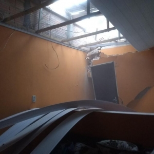 Adolescente que dormia em cômodo nos fundos da casa não ficou ferida (Foto: Arquivo pessoal)