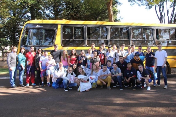 O prefeito de Nova Santa Rosa, Norberto Pinz, acompanhado dos secretários municipais, esteve junto no momento da saída, onde desejou sorte e sucesso as equipes.(Foto: Assessoria)