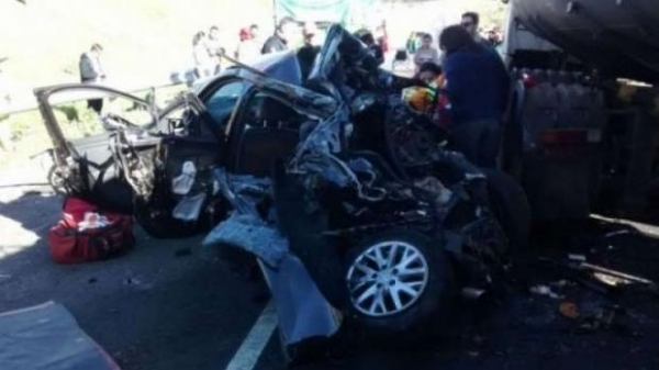 Batida envolveu dois caminhões e deixou duas pessoas gravemente feridas. (Foto: Tribuna PR)