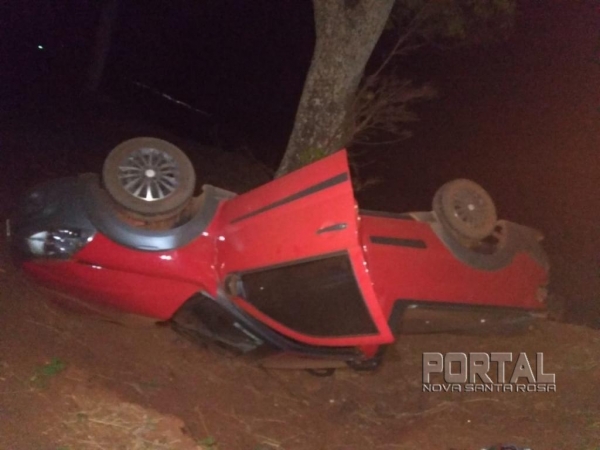 O veículo ficou de pernas para o ar. (Fotos:PRE)