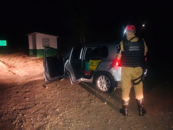 O condutor abandonou o veículo. (Fotos: PRE)