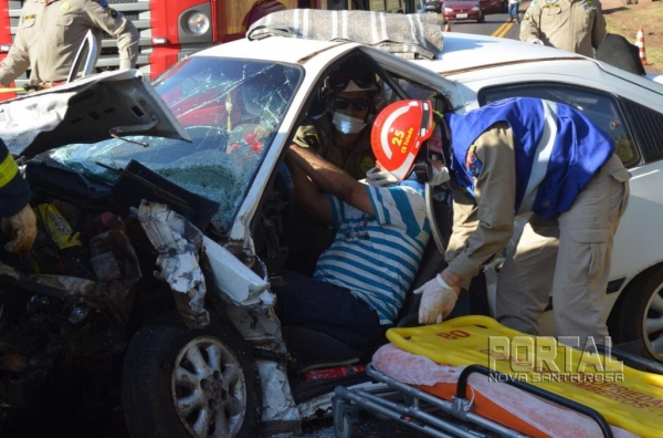 Foi necessário a utilização do desencarcerador, para retirar o motorista do Kadett. (Fotos: Bogoni)