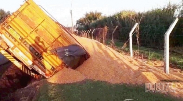 O veiculo caiu dentro de uma valeta. (Foto: Léo Silva)