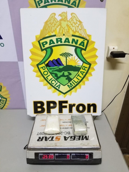 Após pesagem a droga totalizou 0,530 kg. (Foto: BPFron)