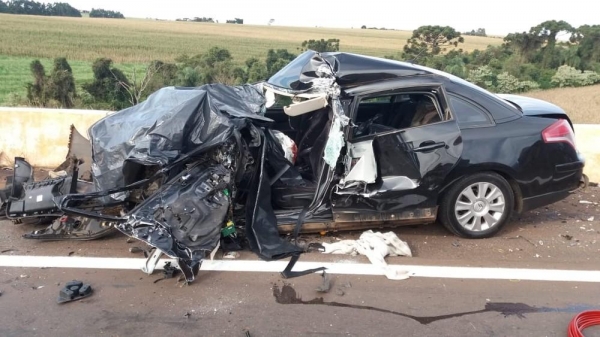 Carro bateu de frente com caminhão na PR-163 (Foto: PRF/Divulgação)