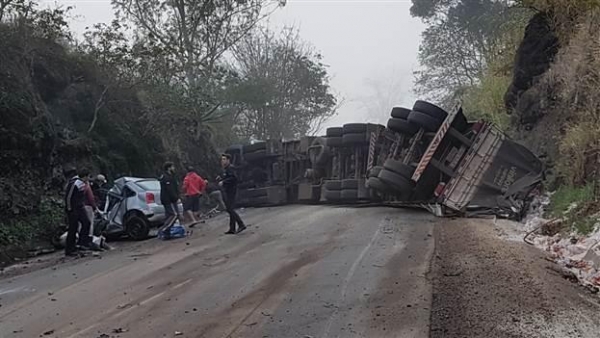 A batida frontal ocorreu entre um veículo Gol com placas de Santo Antônio do Sudoeste e uma carreta (Foto: Derli Viana Diário da Informação )