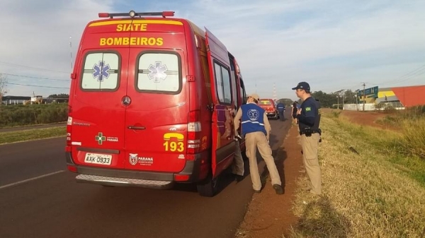 Policial rodoviária foi atendido pelo Siate após ser atropelado por motorista que desrespeitou ordem de parada na BR-467 (Foto: Sidney Trindade/RPC )