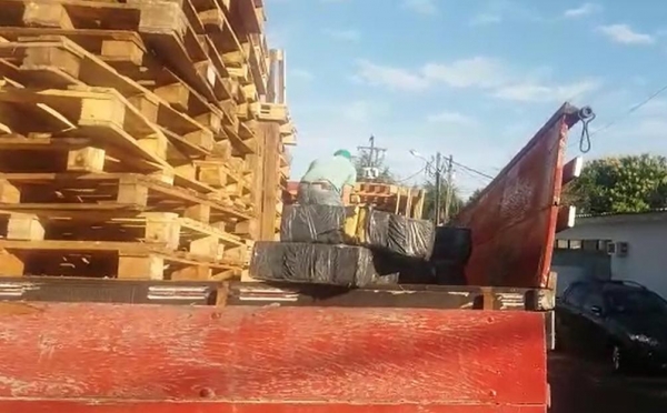 A droga estava escondida sobre os paletes. (Foto e Imagens: PRF)