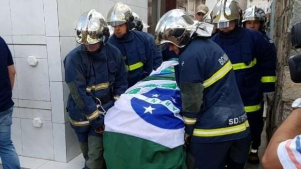 Caixão com corpo do parlamentar foi levado em um caminhão do Corpo de Bombeiros até o cemitério. (Fotos: Rede Sul de Notícias)