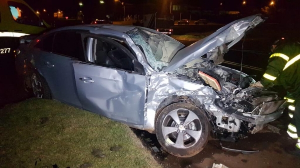 No momento em que o carro foi acessar novamente a rodovia houve a batida contra um caminhão. (Fotos: CGN)