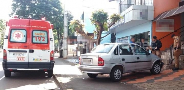 O homem seguia sentido centro-Bairro e já estava desacordado ao passar pelo semáforo, quando o veículo subiu à calçada atingindo a cerca de uma empresa (Foto: Fernanda Bourscheidt/AquiAgora.net )