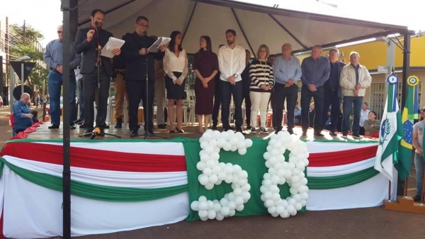 Prefeito e autoridades do município estiveram no desfile. (Fotos: Marcio Cerny)