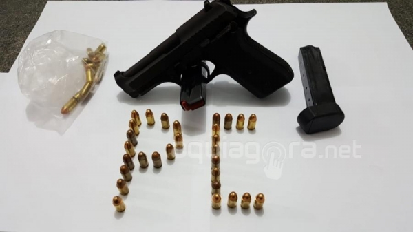 Os policiais realizaram buscas em uma residência no Bairro São Francisco (Foto: AquiAgora.net )