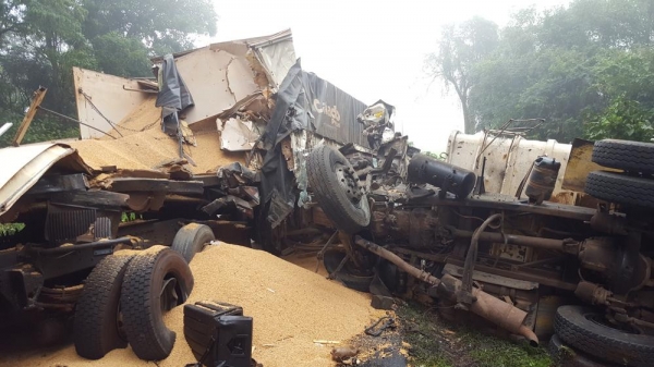 O condutor da caçamba, identificado como Ouri de Oliveira Souza, 77 anos, não resistiu aos ferimentos e faleceu no local.(Fotos: Radio Clube Realeza)