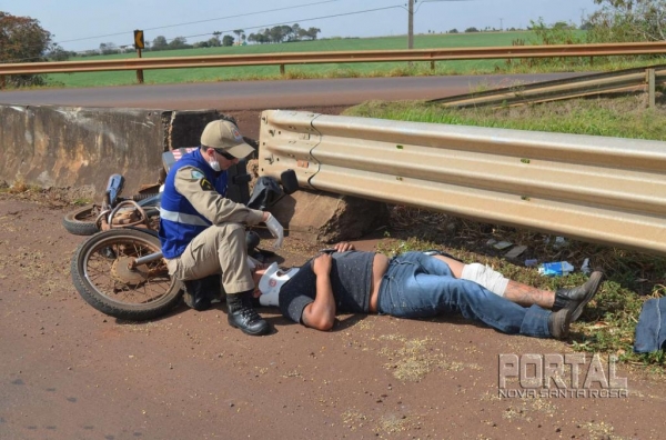 O Bombeiro realizou os primeiros socorros. (Foto: Bogoni)