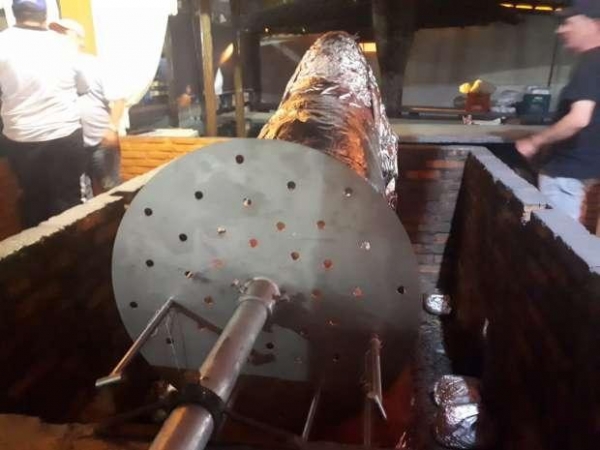 48 bois são preparados para as 25 mil pessoas que são esperadas para o almoço. (Foto: Catve)