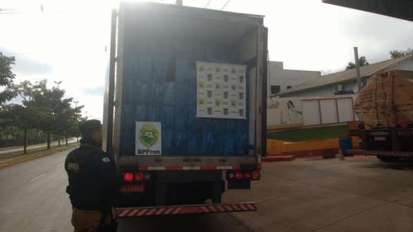 A carreta e o contrabando foram entregues a Receita Federal em Guaíra. (Fotos: BPFRON)