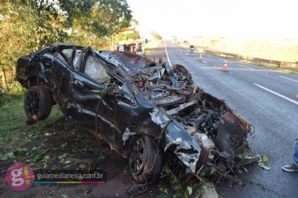 O veículo ficou totalmente destruído. (Foto: Guia Medianeira)