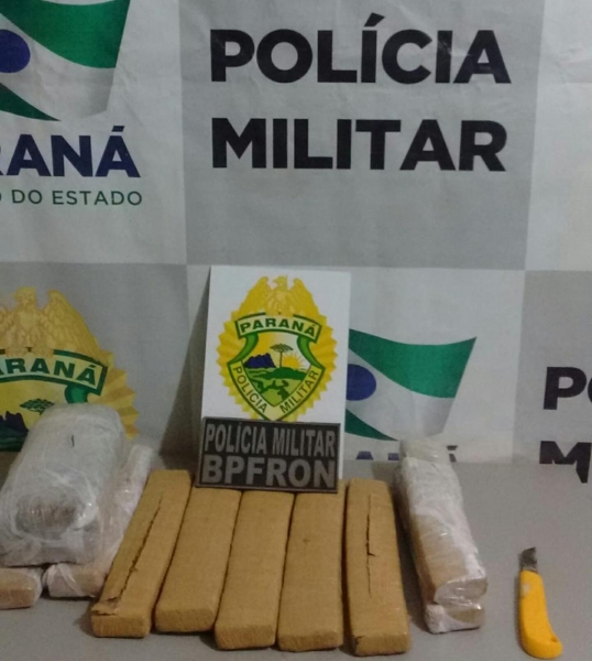  Após pesados os 10 tabletes totalizaram 5,810 kg de maconha. (Foto: BPFRON)