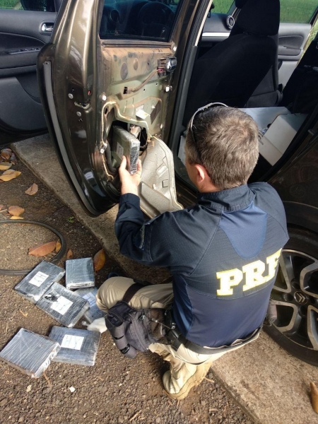 Além da cocaína foram apreendidos haxixe e crack. (Fotos: PRF)
