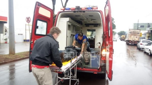 A motociclista, de 21 anos, foi encaminhada para atendimento médico à Unidade de Saúde 24 Horas (Foto: Jones Souza/AquiAgora.net )