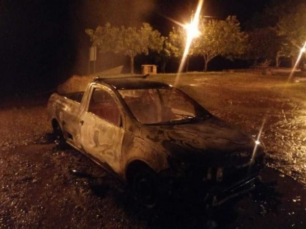 Os assaltantes fugiram pelo Rio Paraná, mas, antes colocaram fogo em um carro usado pelo grupo para chegar ao local (Foto: Divulgação/PM)