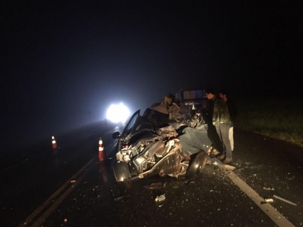 O carro com placas de Ibema ficou bastante destruído. (Fotos: CGN)