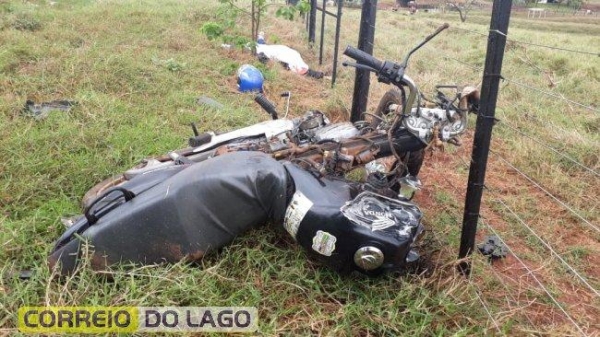 O condutor da moto, identificado como Sergio, 48 anos de idade, morreu no local. (Fotos: Correio do Lago)