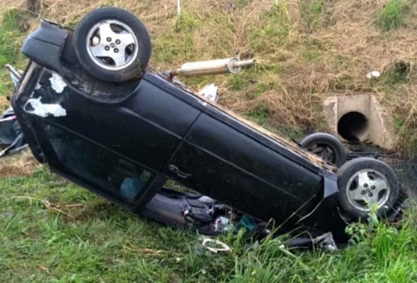 Motorista morre ao ser arremessado de carro e atropelado por caminhão na BR-476, em Araucária (Foto: Reprodução )