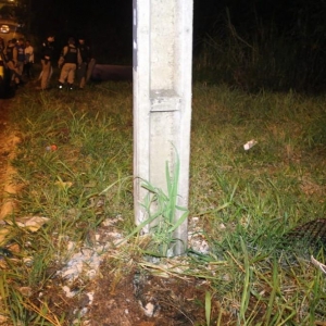 Após perder o controle, motorista bateu em um poste e foi parar em um fundo de um vale (Foto: Plantão Maringá/Divulgação)