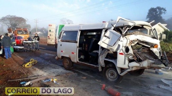 A colisão envolveu um Trator, uma Kombi, um Celta e um Vectra (Foto: Correio do Lago )
