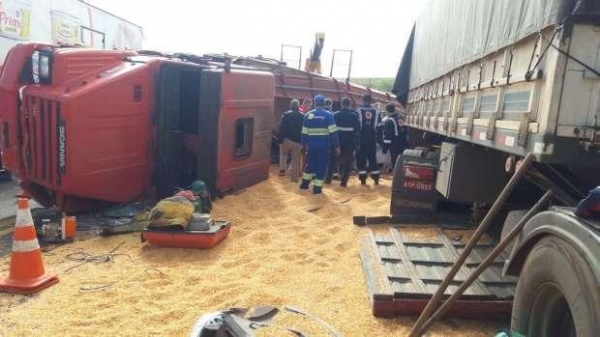 Duas carretas bateram de frente e outros três carros se envolveram no grave acidente. (Fotos: Catve)